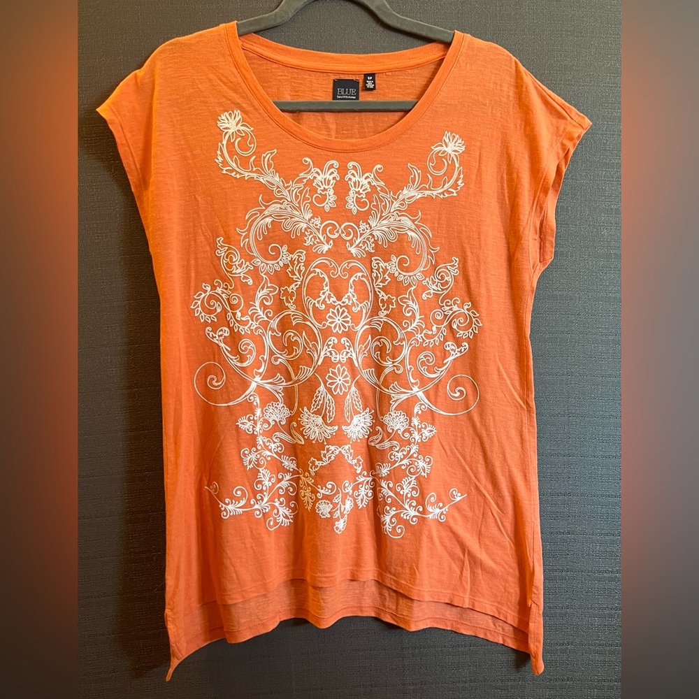 Blue Saks Fifth Avenue Lightweight Orange Top w white Scroll Relief Print